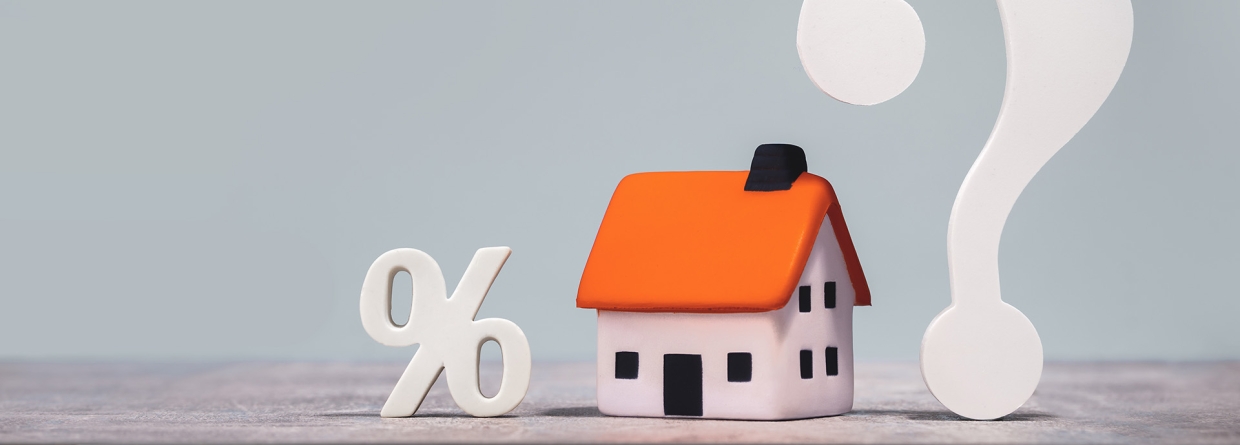 Hypotheek; wit procentteken, afbeelding van een huis en een groot wit vraagteken op een grijze achtergrond
