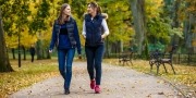 Twee dames wandelen in stadspark
